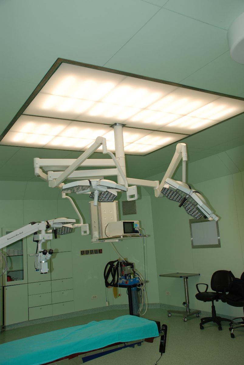 Ameliyathane tipi Laminar Akış Üniteleri ameliyathane masası ve operasyon bölgesinde istenen laminar akışı sağlamak amacıyla kullanılmaktadır.