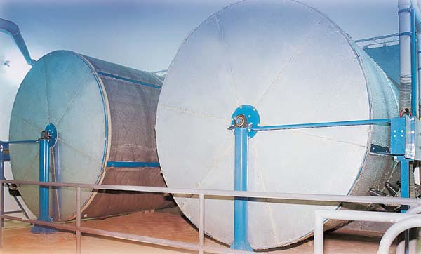 It is a system that continuously collects dust and fibers which are held in a special filter element (fabric) stretched on a rotating filter.